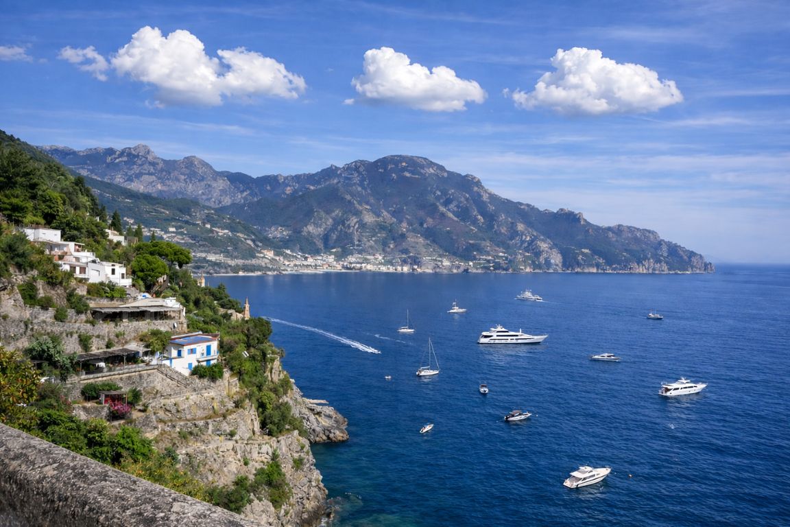 Monts Lattari dominant la côte amalfitaine et la mer Méditerranée lors d’une visite guidée avec Italy Amalfi Coast Tours