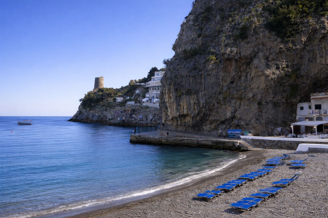 Plage de Marina di Praia à Praiano avec ses falaises et sa mer calme lors d’une visite guidée avec Italy Amalfi Coast Tours