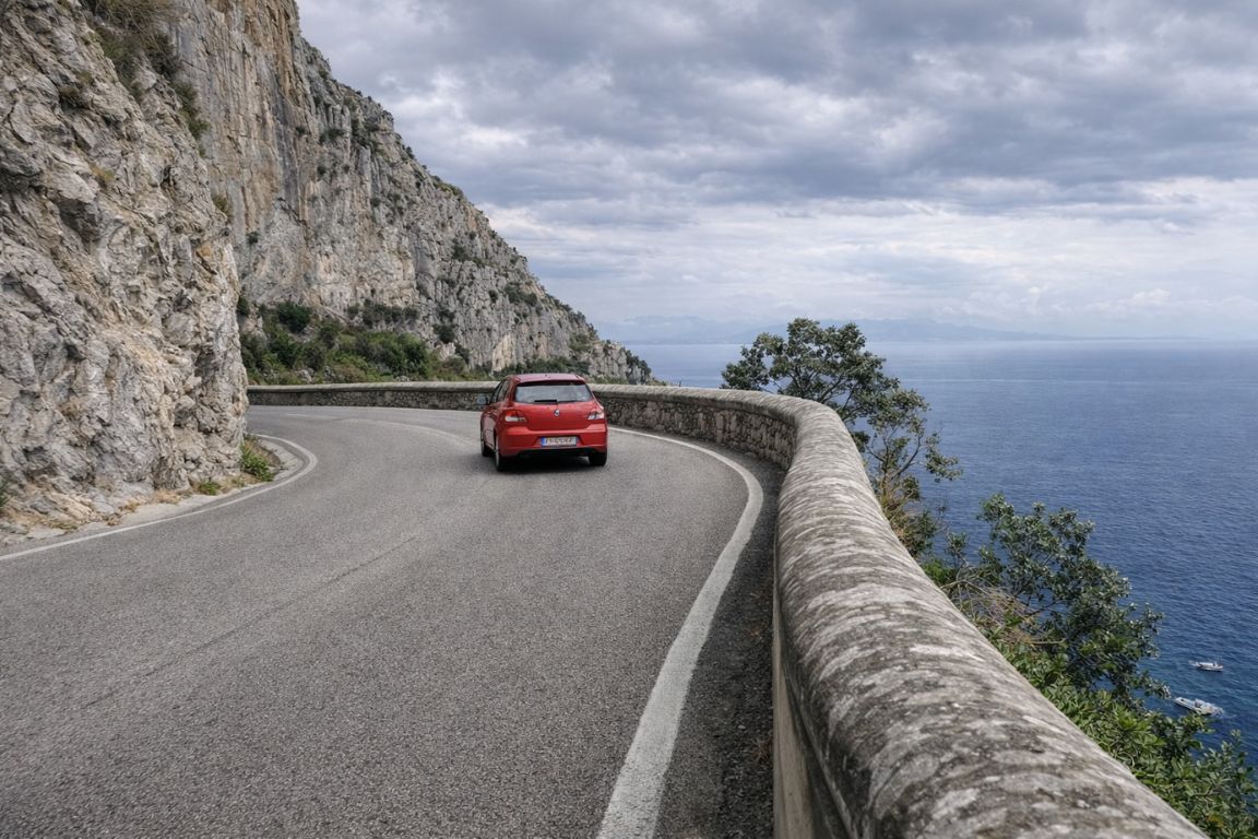 Route en falaises sinueuse de la Strada Statale 163 photographiée lors d’une excursion Italy Amalfi Coast Tours.