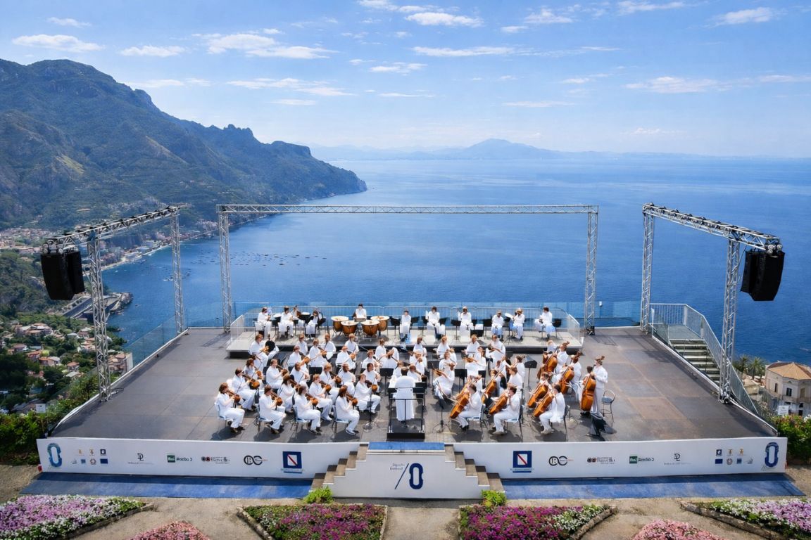 Concert du Ravello Festival sur une terrasse panoramique dominant la côte amalfitaine avec Italy Amalfi Coast Tours.
