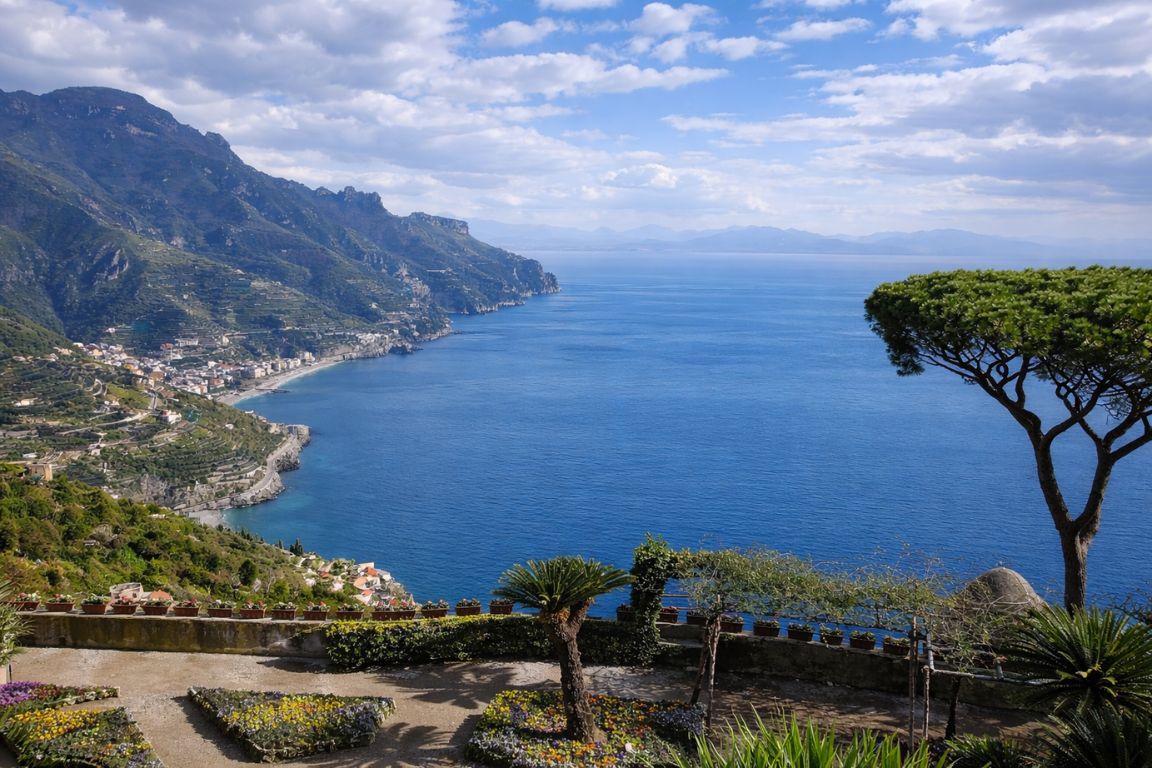 Terrasse panoramique de la Villa Rufolo à Ravello, capturée lors d’une excursion culturelle avec Italy Amalfi Coast Tours.
