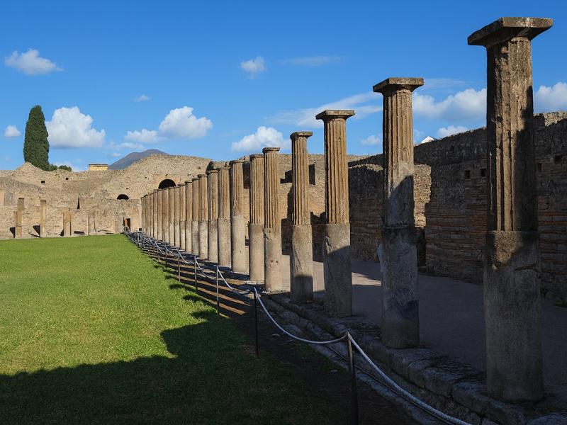 Pompeii & Vesuvius: Guided Tour with Lunch & Tickets Included